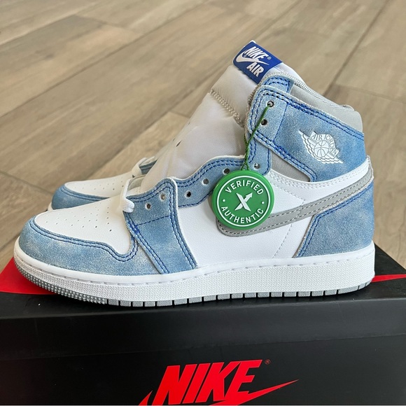 AIR JORDAN 1 HIGH OG GS "HYPER ROYAL" - Picture 5 of 9